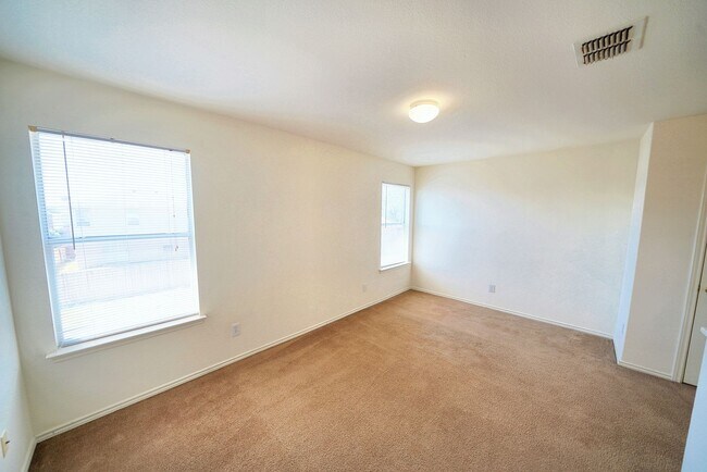Building Photo - Lovely Home in Gated Universal City Neighb...