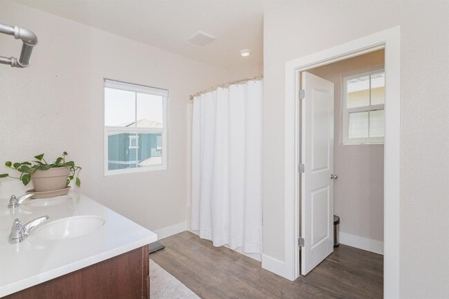 Building Photo - Newer home in beautiful Winters!