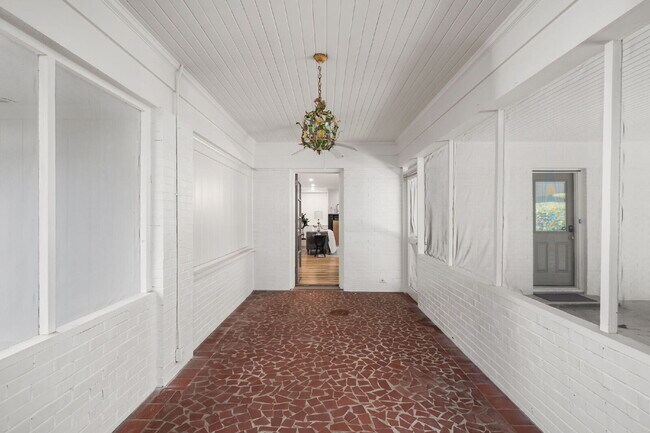 Building Photo - Move in before December 31st and get $100 OFF your rent for the first 3 months — PLUS a $250 Amaz...