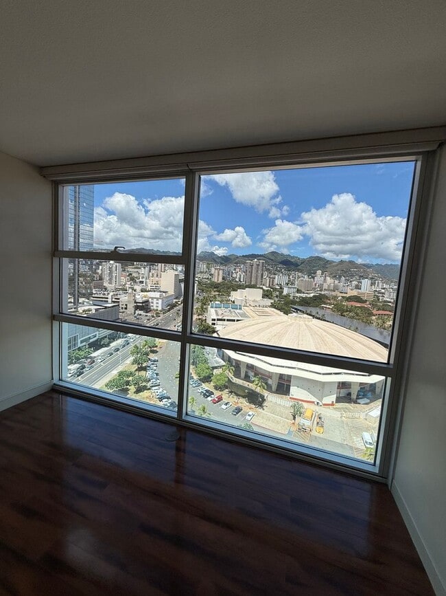 Building Photo - Great Location! 1/1/1 with beautiful mount...
