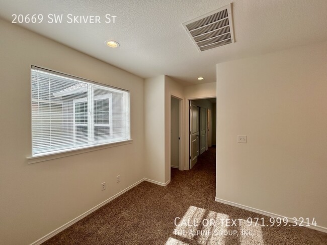 Building Photo - 20669 SW Skiver St