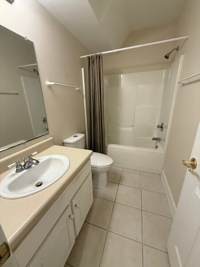 Building Photo - 2515 Huntington Rd