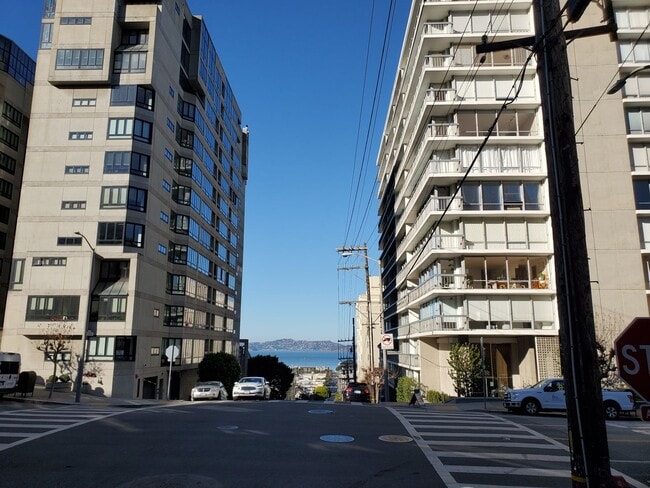 Building Photo - Renovated Pacific Heights 2x2 Condo with g...