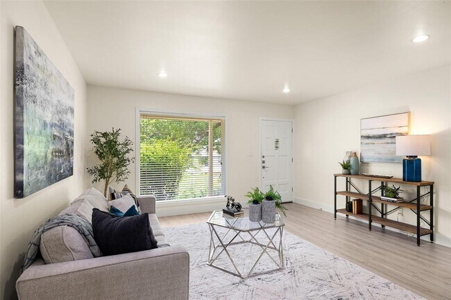Building Photo - 3205 Santa Monica Dr