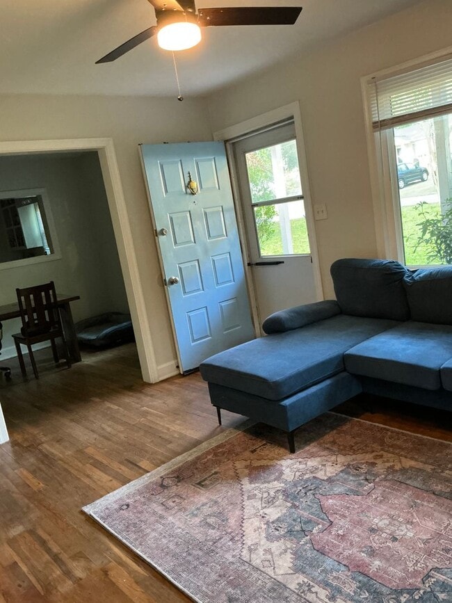 Building Photo - 2 Bedroom / One bathroom house!