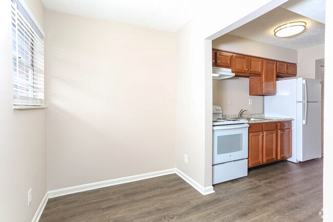 1BR, 1BA - 587 SF - Dining Area & Kitchen - The Villages at Hikes Point