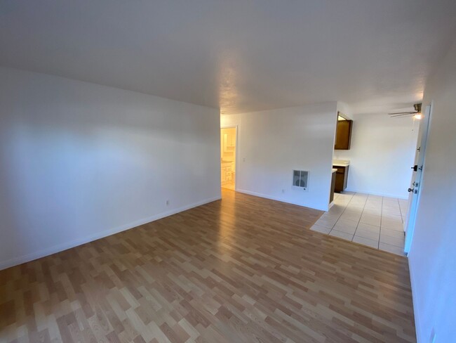 Building Photo - Torrance: 1 Bed 1 Bath Condo - 1 Carport S...