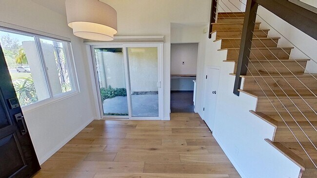 Building Photo - Spacious 3 bed / 3 bath in the More Mesa area