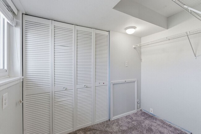 Building Photo - 1415 Holmes Dr