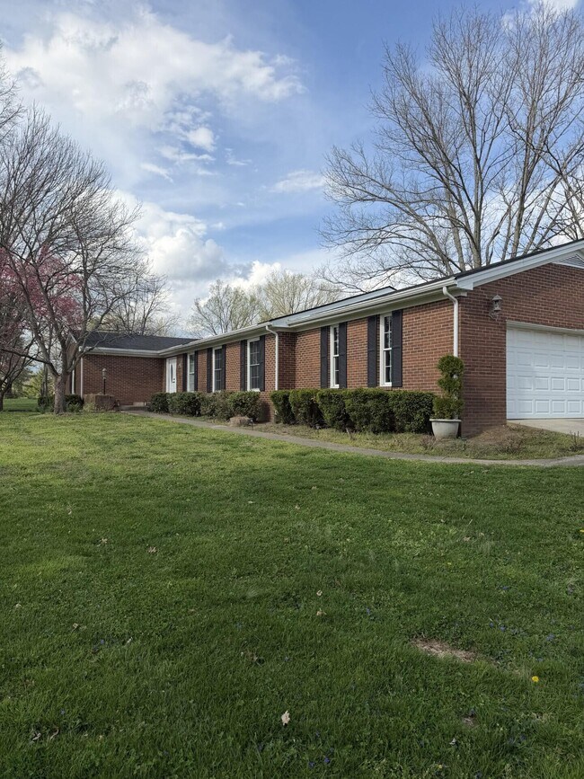 Building Photo - 110 Pineur Rd