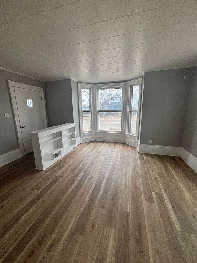 Building Photo - 1 Bedroom, 1 bathroom apartment in great CF location with new flooring throughout!!