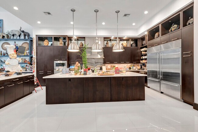 Building Photo - 17070 Royal Cove Way