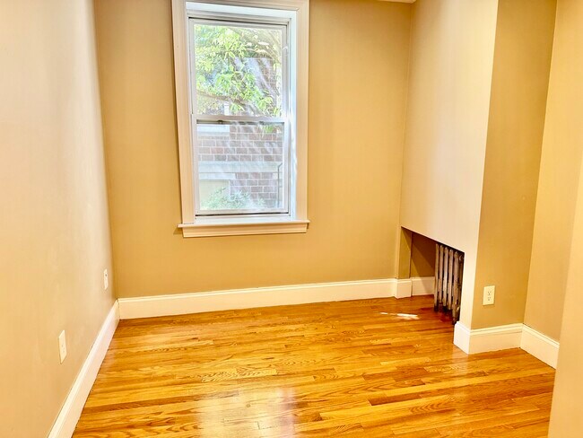 Building Photo - 72 Egmont St