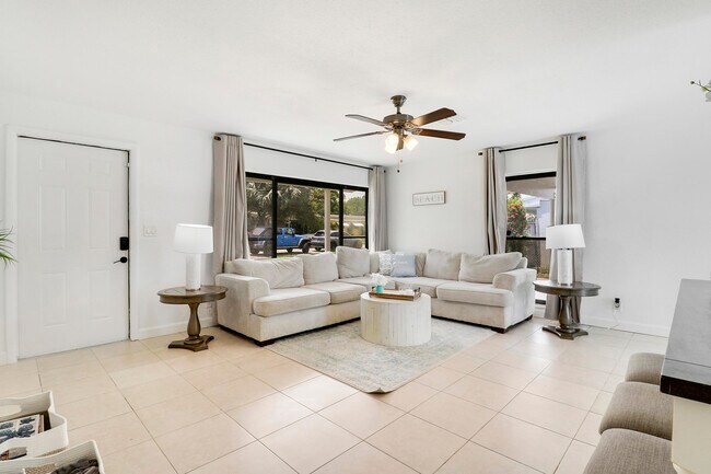 Building Photo - 3539 Everglades Rd
