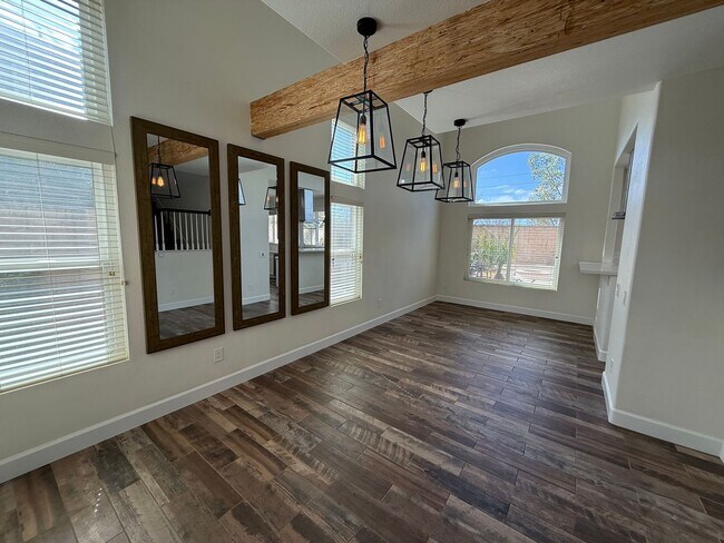 Building Photo - 635 Aliento Way