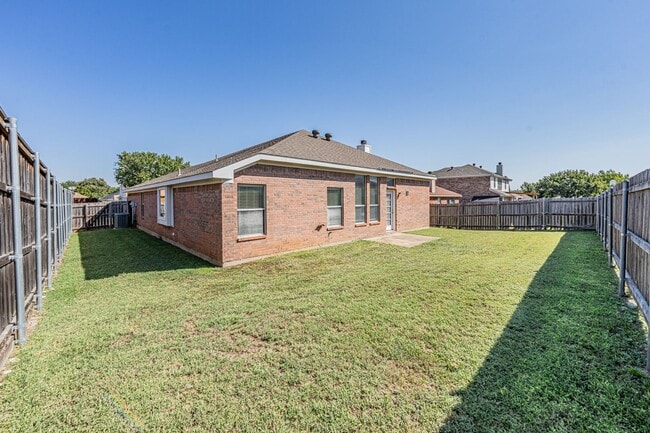 Building Photo - 3 Bedroom 2 Bath Home