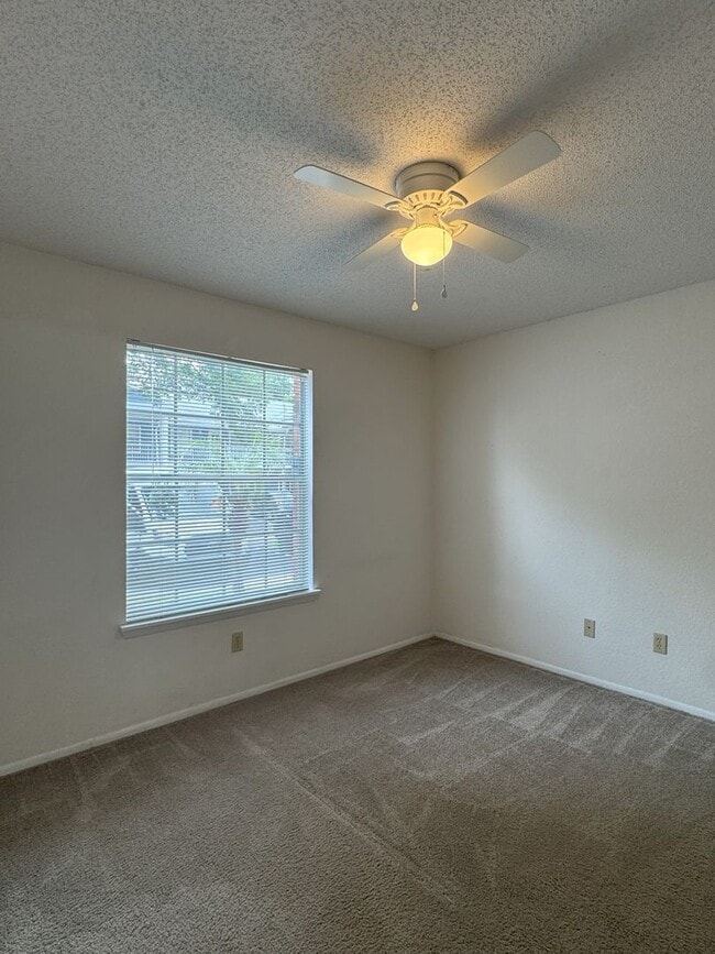 Building Photo - Manors of Bryn Mawr 2 Bed 2 Bath Condo AVA...