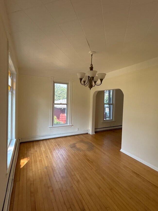 Building Photo - 526 Winslow Ave