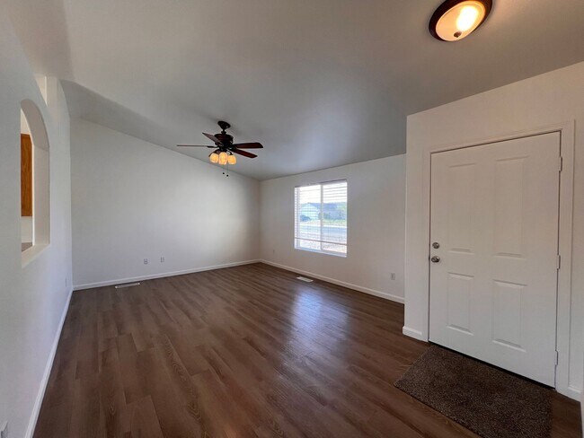 Building Photo - 3-bedroom Fernley home