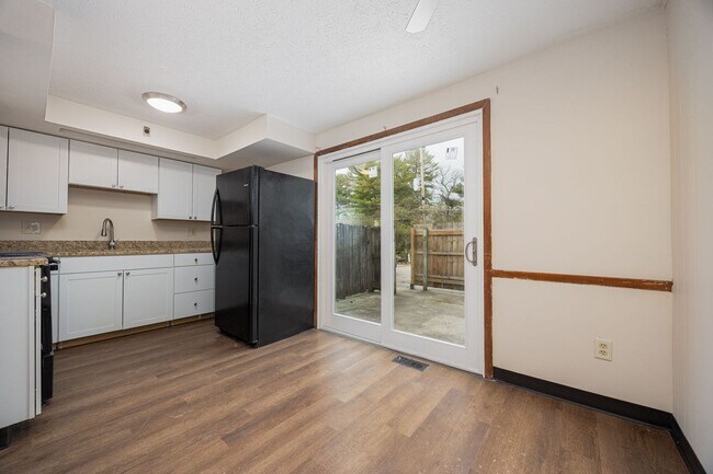 Building Photo - 3399 Beachworth Dr