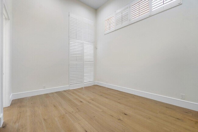 Building Photo - 1128 Crystal Dr
