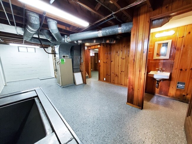 Building Photo - 3 Bed - 2 Full Bath Cape Cod for Rent!