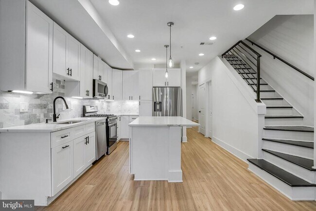 Building Photo - 1225 Raum St NE