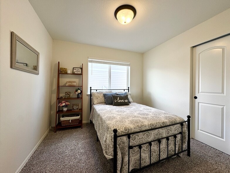 Building Photo - 916 Greenbrook Dr