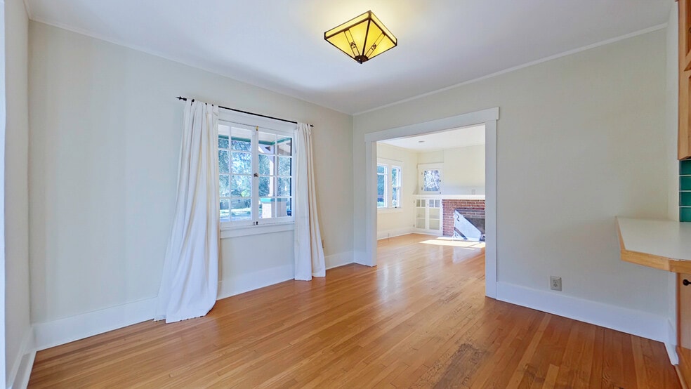 Building Photo - 1915 Las Lunas St