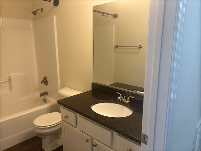 Building Photo - 3 Bedroom Townhouse in Tavern Grove