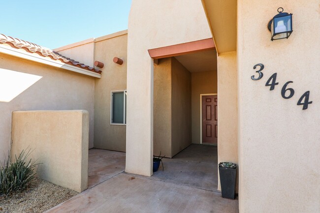 Building Photo - Spacious 4 Bedroom 2 Bath Home in Mesa Vil...