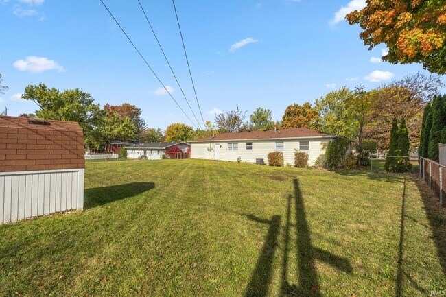 Building Photo - 2221 Graham Dr