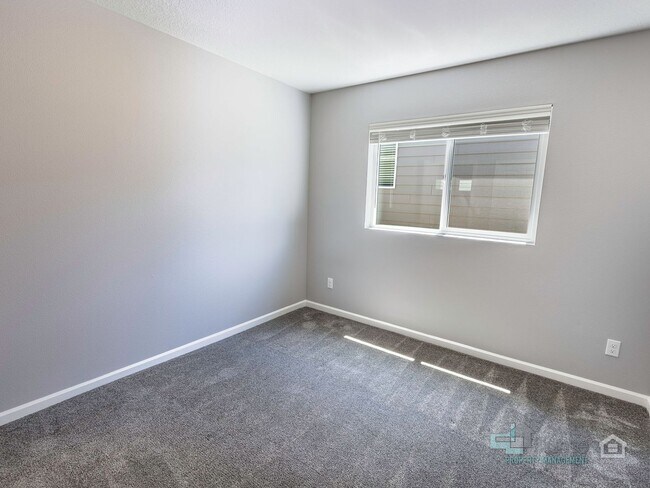Building Photo - Spacious 4 Bedroom Home with Solar Power N...