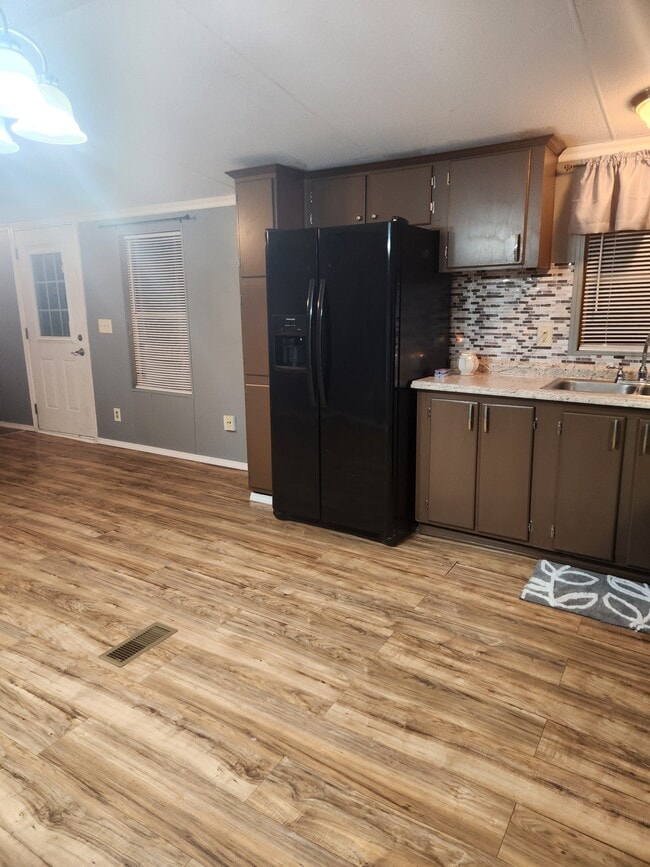 Building Photo - 7310 Pineview Dr
