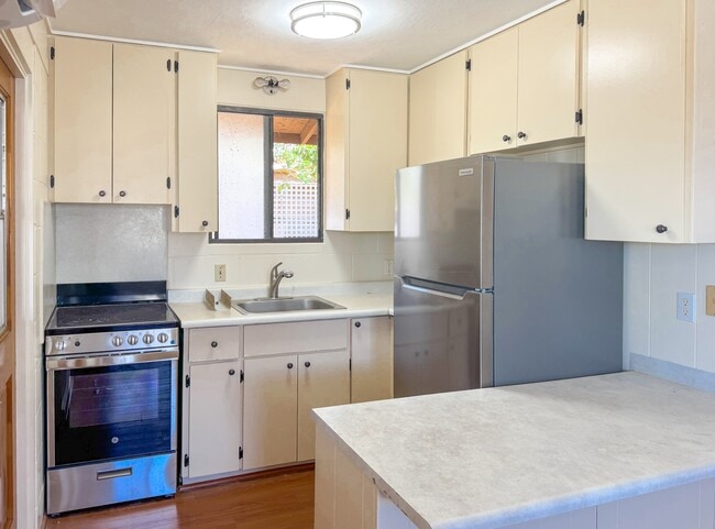 Building Photo - 236 Lono Ave
