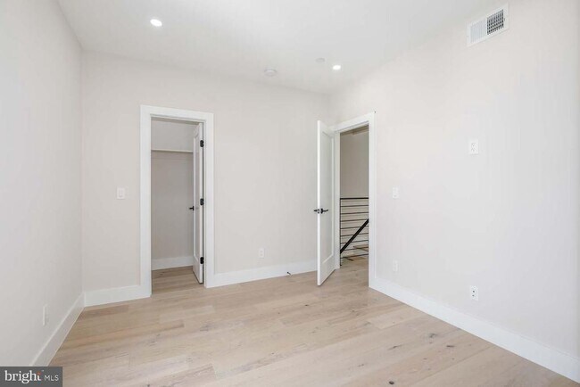 Building Photo - 722 Kenyon St NW