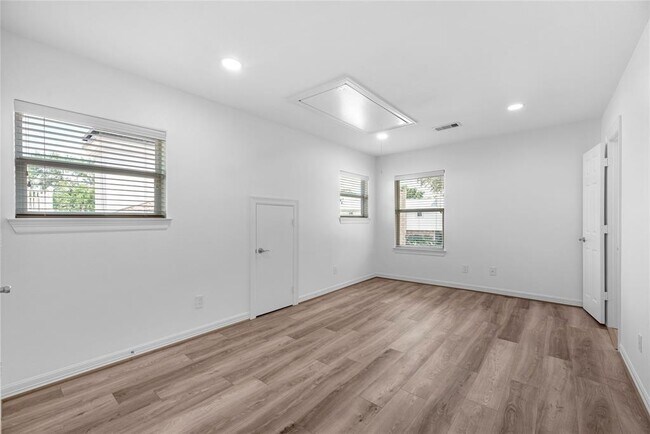 Building Photo - 2414 Avalon Pl
