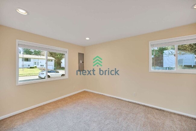 Building Photo - Charming 4-Bed Oasis in Renton with 2 Full Baths