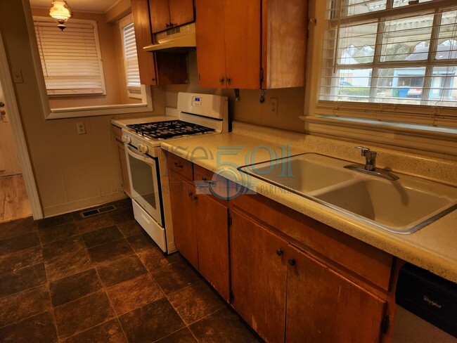 Building Photo - Great Find in Hillcrest! 2BR & 1 BA