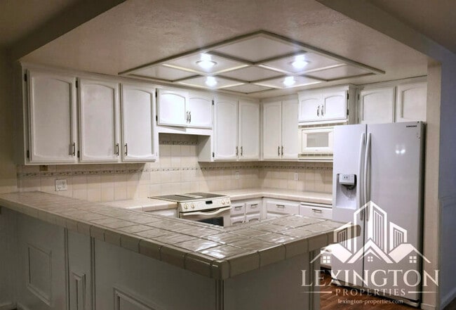 Building Photo - Wonderful, 3BD/2.5BA Home + Loft, in Oak C...