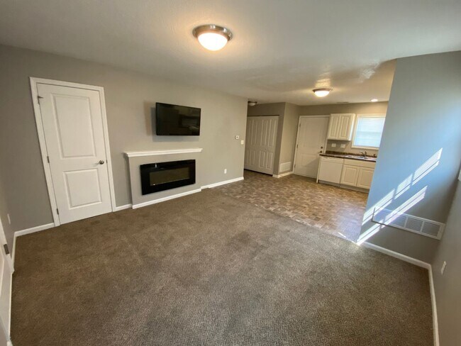Building Photo - Fox Run Townhomes 1