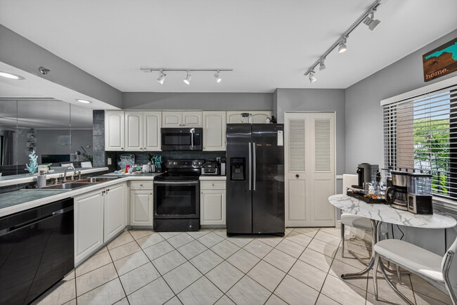 Building Photo - 2200 S Cypress Bend Dr