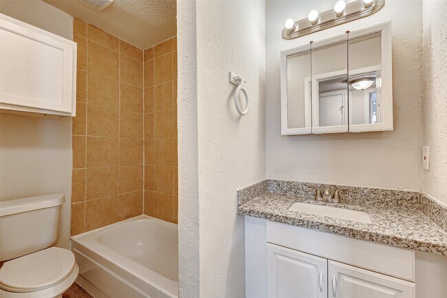 Building Photo - 702 Lyle W Ave