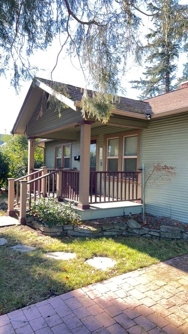 Building Photo - 2 Bedroom 1 Bath Home