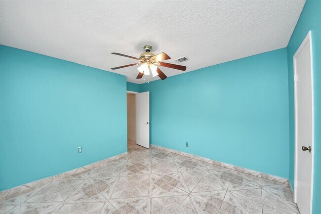 Building Photo - 2029 Highland Hills Dr