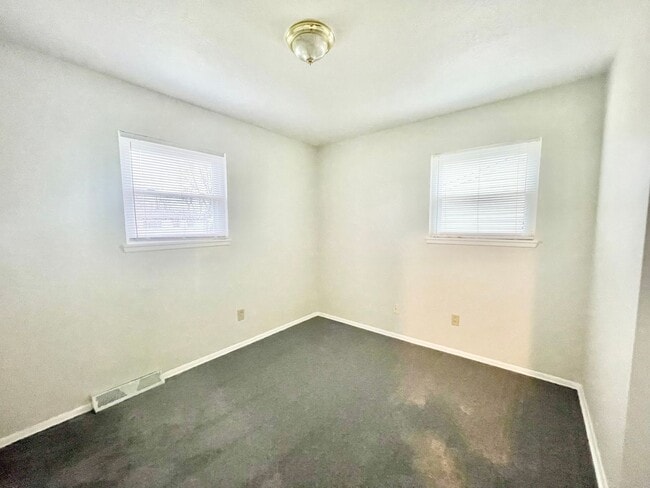 Building Photo - 3 Bed -1 Bath Single Family in Elyria