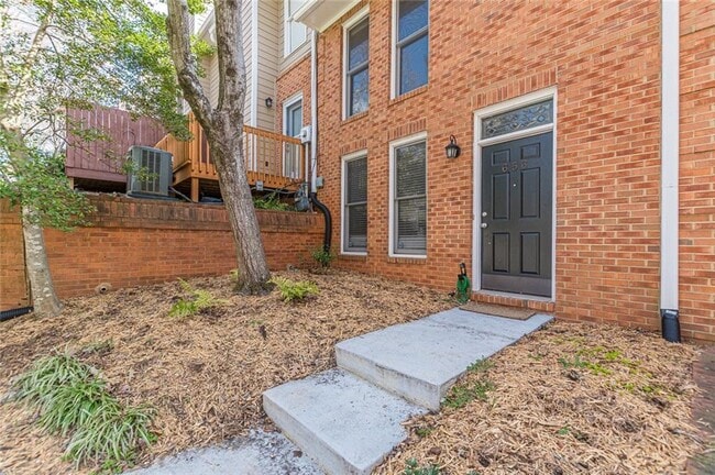 Building Photo - 656 Park Village Dr NE
