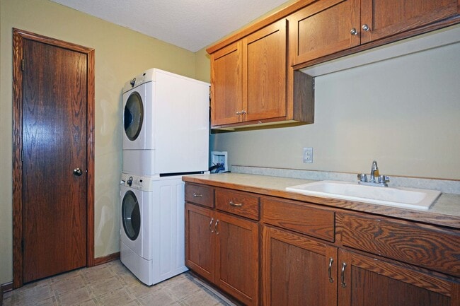 Building Photo - Spacious 5-Bed, 3 Bath Home in Delano - Available Now!