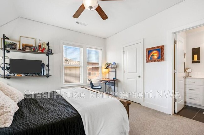 Building Photo - 636 SW B St