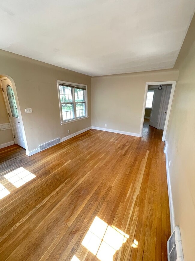 Building Photo - AVAILABLE AUGUST 15th - 2 Bed, 1 Bath With...
